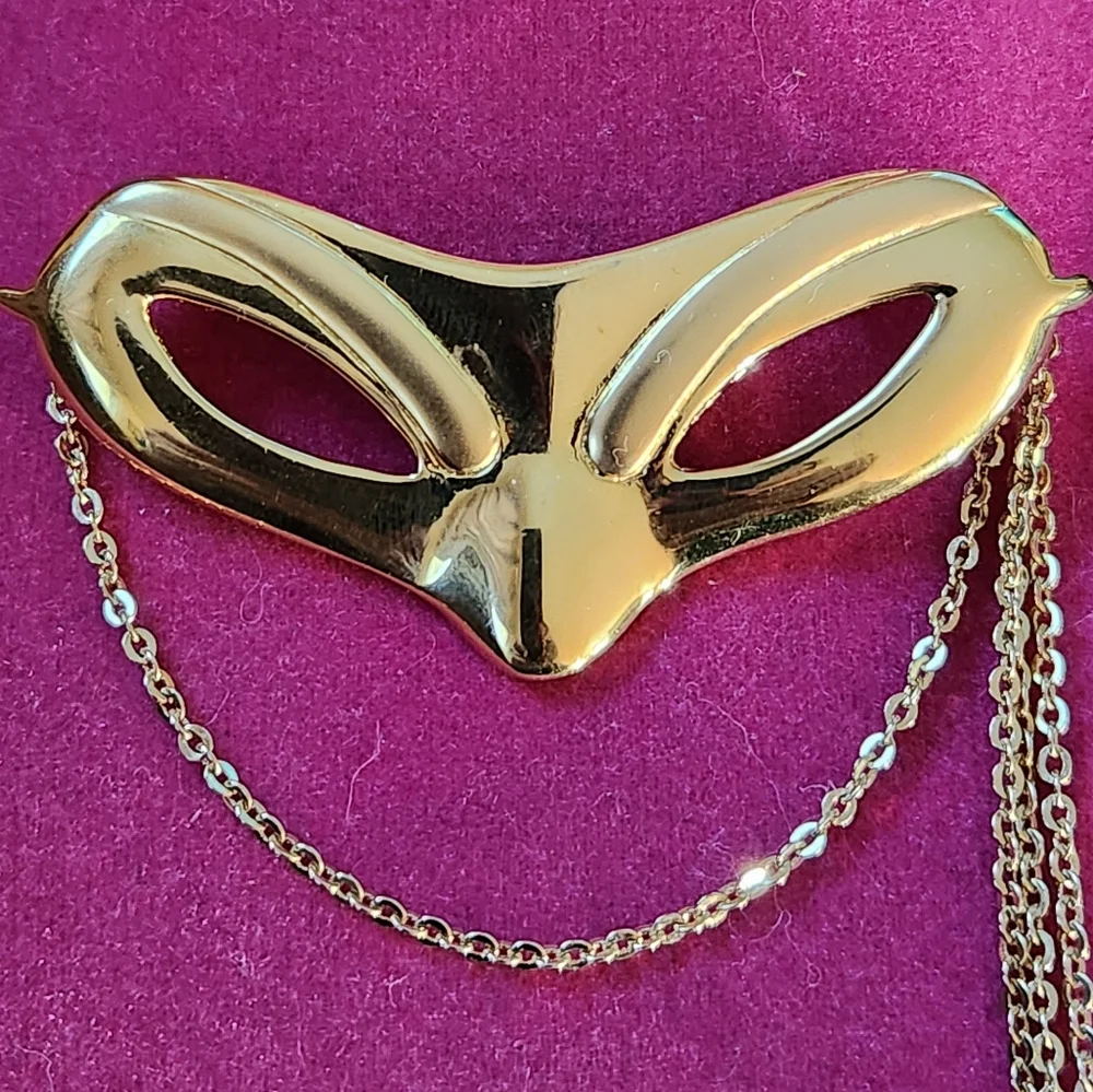 MASQUERADE BALL MASK PIN ~ GOLD TONE ~ VINTAGE ~ - Picture 2 of 5